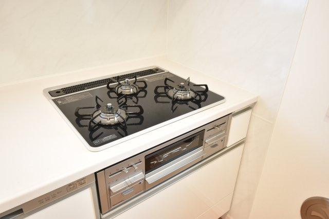 【内観：施工例】 | 「梅ヶ丘」徒歩８分♪ 広々４LDK 固定階段式小屋裏収納付の新築戸建♪ | 売主施工例(ガスコンロ)