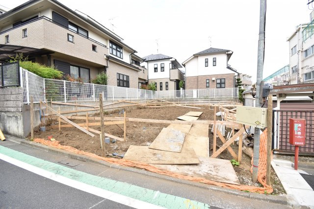 【外観】 | 「梅ヶ丘」徒歩８分♪ 広々４LDK 固定階段式小屋裏収納付の新築戸建♪ | 販売現地 全2棟
