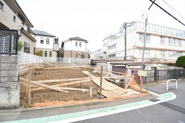 【外観】 | 「梅ヶ丘」徒歩８分♪ 広々４LDK 固定階段式小屋裏収納付の新築戸建♪ | 販売現地 全2棟