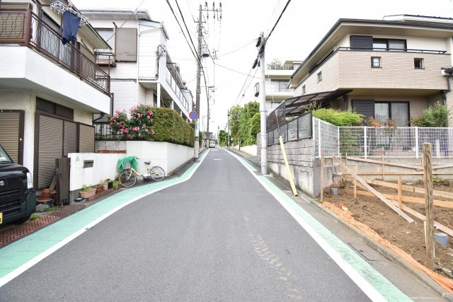 【前面道路含む現地写真】 | 「梅ヶ丘」徒歩８分♪ 広々４LDK 固定階段式小屋裏収納付の新築戸建♪ | 前面道路 西側約6.1m公道