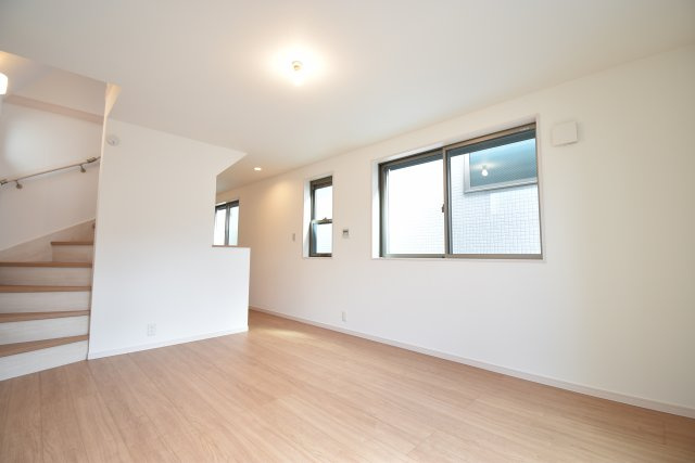 【内観：施工例】 | 「梅ヶ丘」徒歩８分♪ 広々４LDK 固定階段式小屋裏収納付の新築戸建♪ | 売主施工例(リビング)