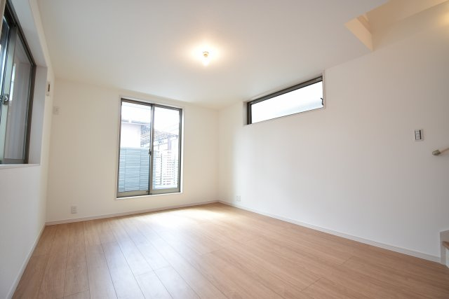 【内観：施工例】 | 「梅ヶ丘」徒歩８分♪ 広々４LDK 固定階段式小屋裏収納付の新築戸建♪ | 売主施工例(リビング)