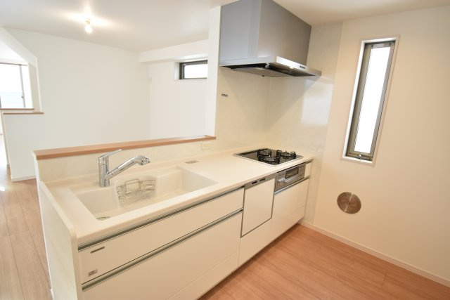 【内観：施工例】 | 「梅ヶ丘」徒歩８分♪ 広々４LDK 固定階段式小屋裏収納付の新築戸建♪ | 売主施工例(キッチン)