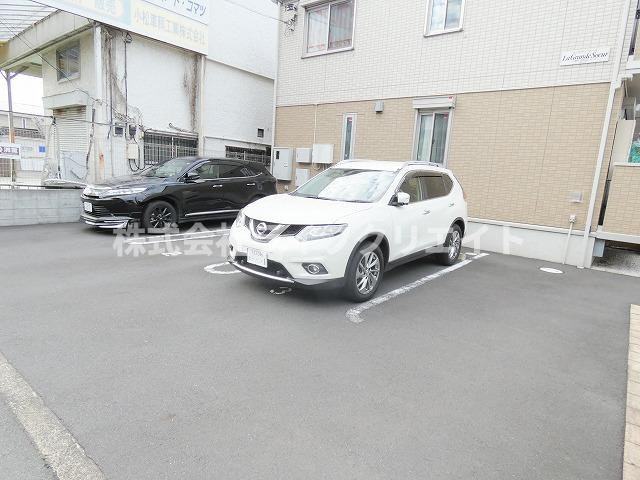 ラ・グランスールの駐車場