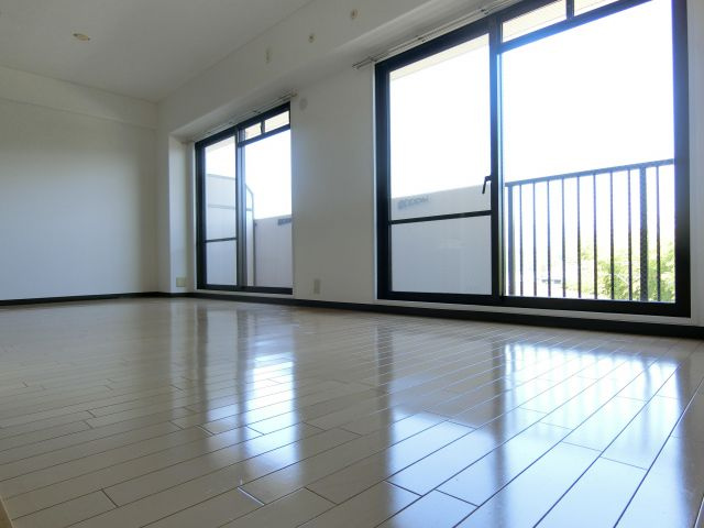 ボヌール錦織公園の居間・リビング