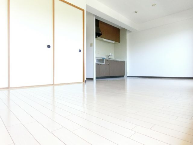 ボヌール錦織公園の居間・リビング