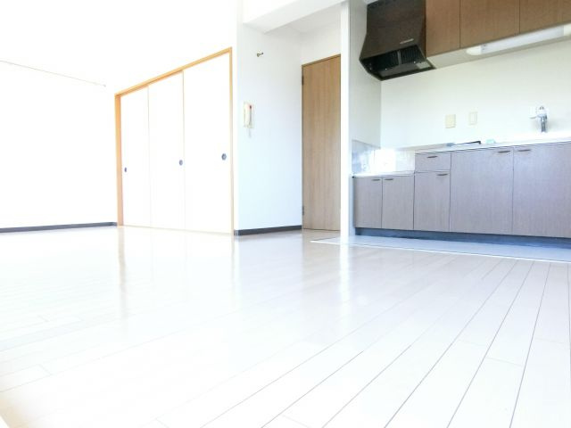 ボヌール錦織公園の居間・リビング