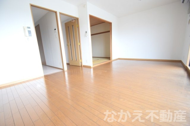 【居間・リビング】 | こちらの居間で趣味の時間をお楽しみください