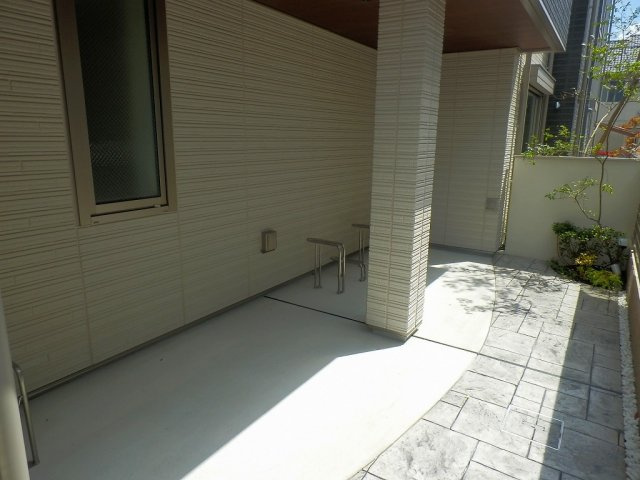 ガーデン ヴィラ スィートのその他共用部分|屋根付きの駐輪場です。
