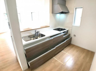 【キッチン】 | 高崎市下中居町４期　新築戸建　Ricca　1号棟（全2棟） | 同社施工例：色や仕様は異なる場合がございます。