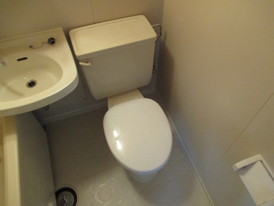 【トイレ】 | 緒方マンション | ユニットバス内のトイレです