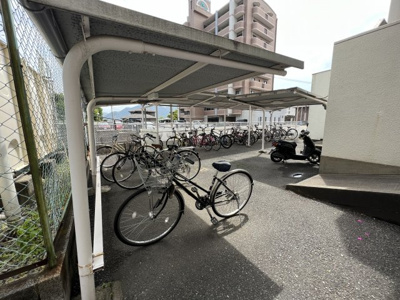 【その他共用部分】 | ホワイトパレス南小倉 | 駐輪場は森側にあります！