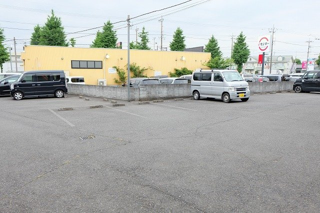 ドミール石川の駐車場