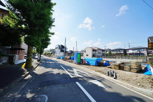 【横浜市旭区善部町37-62新築戸建て２号棟】★仲介手数料無料★（善部小学校・南希望が丘中学校）の前面道路含む現地写真|LDKにはスタディコーナーを完備。