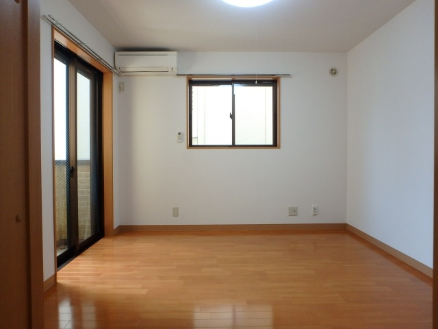 【居間・リビング】 | CASA武蔵台 | 2面採光の洋室約6帖