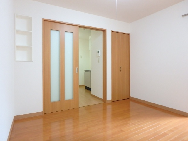 【居間・リビング】 | CASA武蔵台 | 2面採光の洋室約6帖