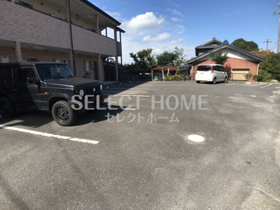 【駐車場】 | ハッピーハウスⅢ | 駐車場があるので、車を買う予定の方も安心です