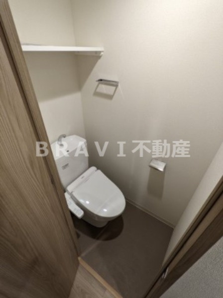 プレサンス天満橋ヴェルエラ BRAVI不動産のトイレ|【プレサンス天満橋ヴェルエラ】棚付きで便利なトイレ