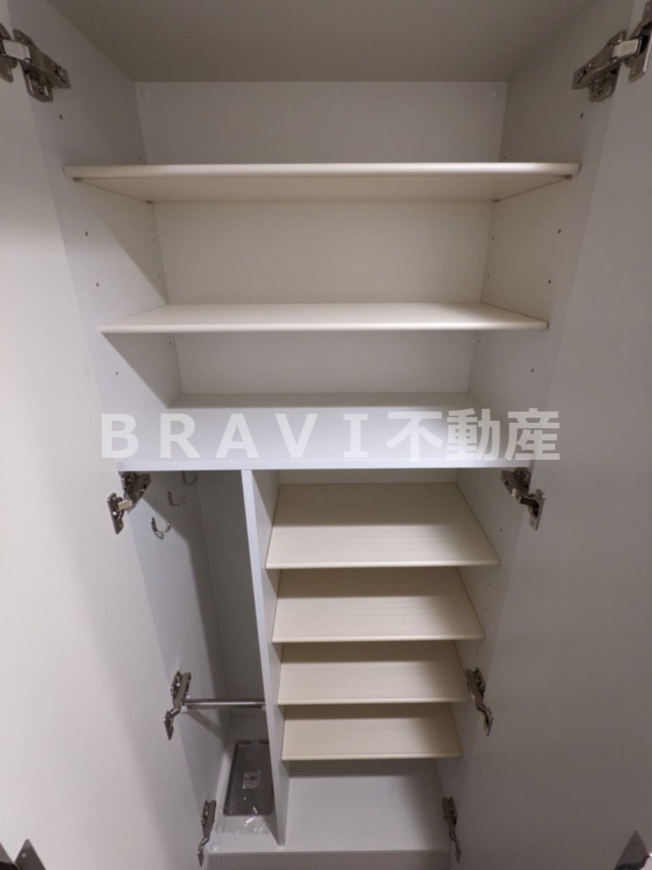 プレサンス天満橋ヴェルエラ BRAVI不動産の玄関|【プレサンス天満橋ヴェルエラ】収納豊富なシューズボックス