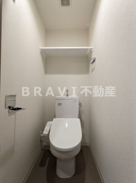プレサンス天満橋ヴェルエラ BRAVI不動産のトイレ|【プレサンス天満橋ヴェルエラ】棚付きで便利なトイレ