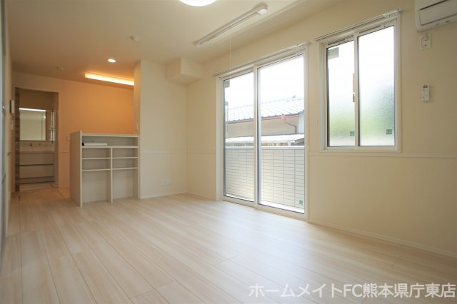 熊本市東区長嶺東８丁目のアパートの居間・リビング