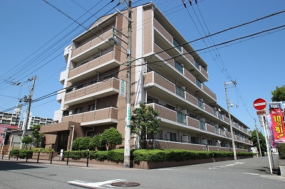 今福鶴見パーク・ホームズの外観|☆大阪メトロ長堀鶴見緑地線「今福鶴見」駅徒歩13分
☆南向き、陽当たり良好です♪
☆スーパー目の前に有り、便利です！
☆トランクルーム利用対象住戸