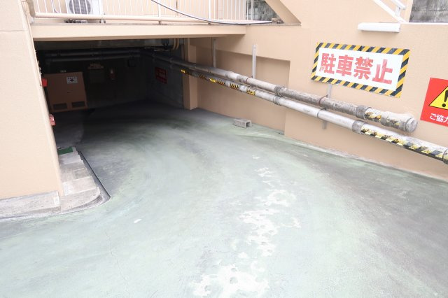 ウエストサイドの駐車場|敷地内駐車場入り口