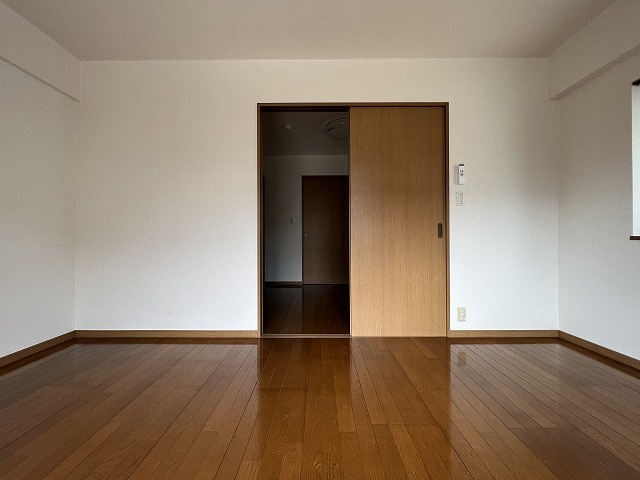 メロディハイム愛宕山の洋室|明るい洋室です
※反転の場合あり