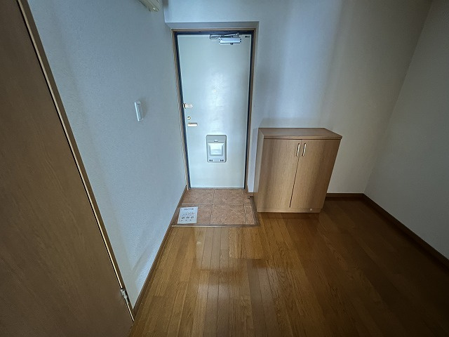 メロディハイム愛宕山の玄関|収納もある玄関です
※反転の場合あり