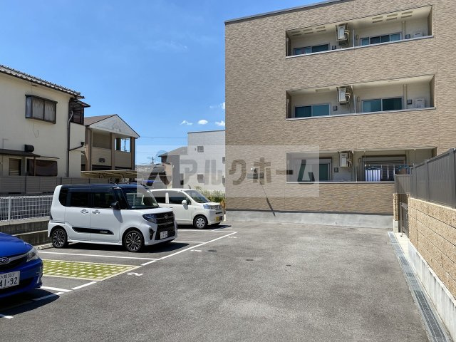 フジパレスパルトネールさとの3番館の駐車場
