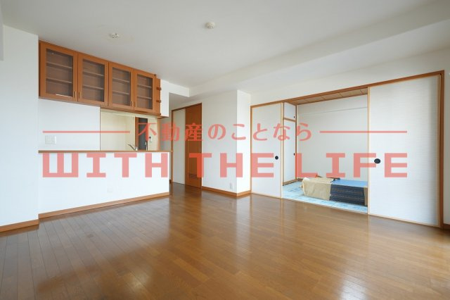 サーパス諏訪野第2【キャッシュバック対象物件】の居間・リビング|ゆったり過ごせるリビングです