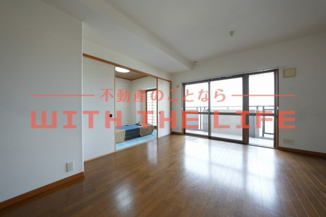 サーパス諏訪野第2【キャッシュバック対象物件】の居間・リビング|ゆったり過ごせる居間です