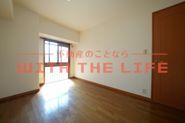 サーパス諏訪野第2【キャッシュバック対象物件】の洋室|広々とした洋室です