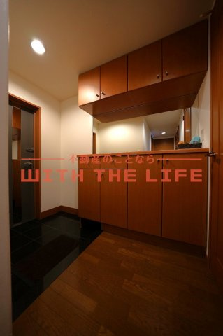 サーパス諏訪野第2【キャッシュバック対象物件】の玄関|収納もある玄関です