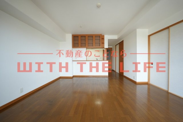 サーパス諏訪野第2【キャッシュバック対象物件】の内装|明るい色調の室内です