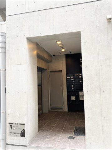 「防音マンション」Az Music 新宿御苑のエントランス|コンクリートの壁が重厚感と高級感を醸し出しています。