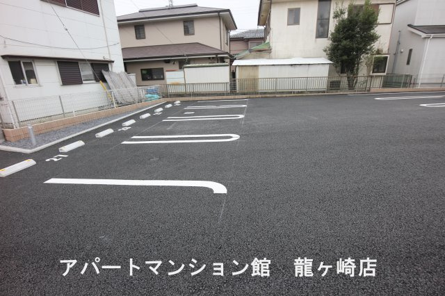 ノーブルAの駐車場