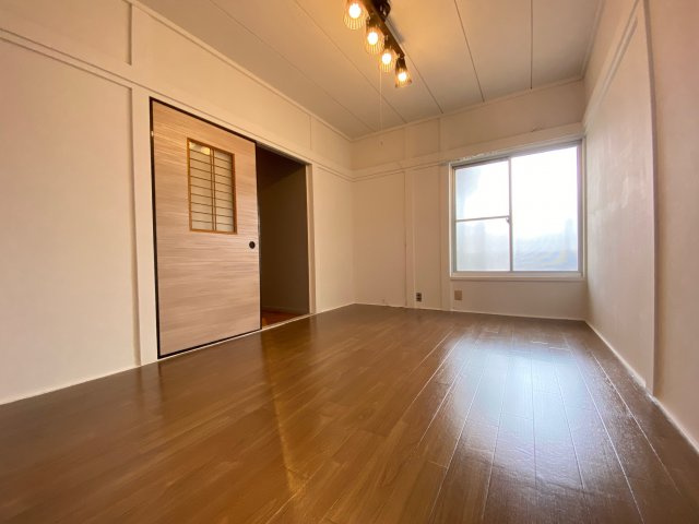 木戸3丁目貸家の洋室