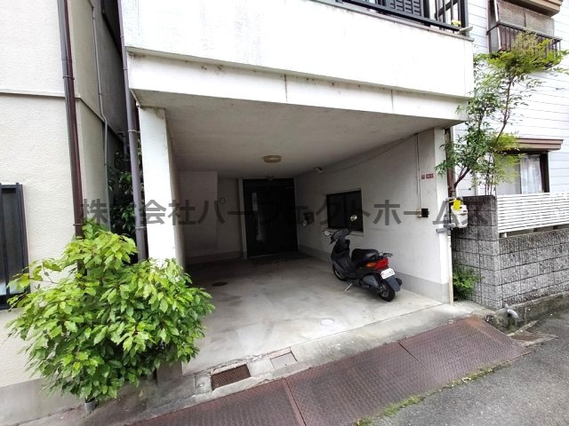 枚方市招提南町１丁目の一戸建ての駐車場|１BOX車も駐車可　高さゆとりあり！