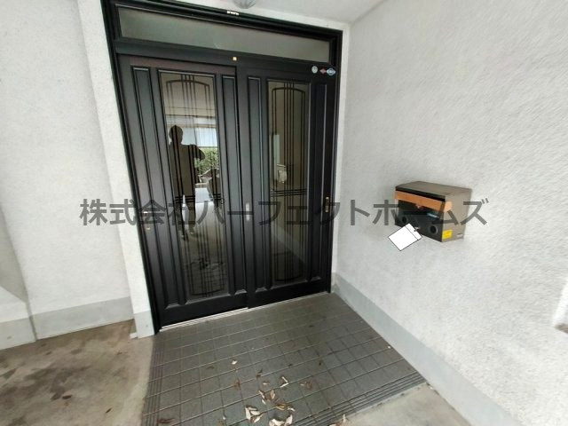 枚方市招提南町１丁目の一戸建てのエントランス|ゆとりのあるエントランスです