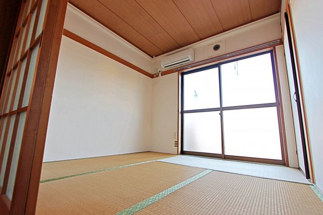 多摩ハイツの和室|4.5帖の和室とエアコン