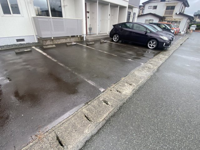 シャーメゾンＡｚｚｕｒｒｉの駐車場
