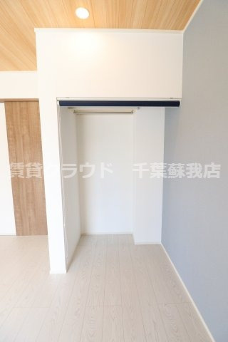 Like星久喜A棟の収納|ロールカーテンで見せる収納、見せない収納が自由自在！