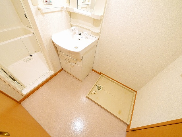 アンソレイエ　（前裁町）の洗面所|明るい洗面所です