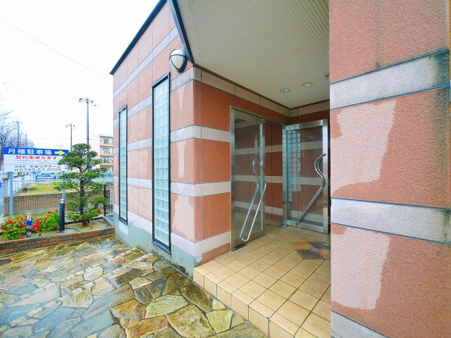 アンソレイエ　（前裁町）のエントランス|落ち着いたエントランスです