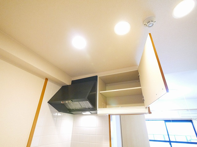 アンソレイエ　（前裁町）のキッチン|上部の収納スペースです