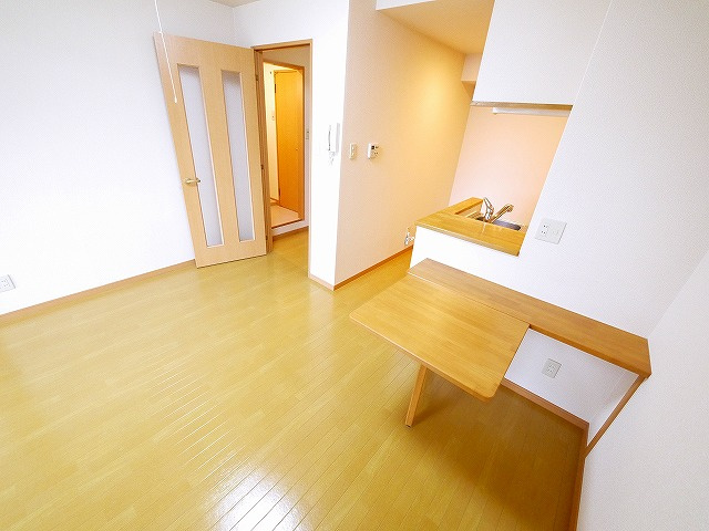 アンソレイエ　（前裁町）の洋室|ゆったりとした居間です