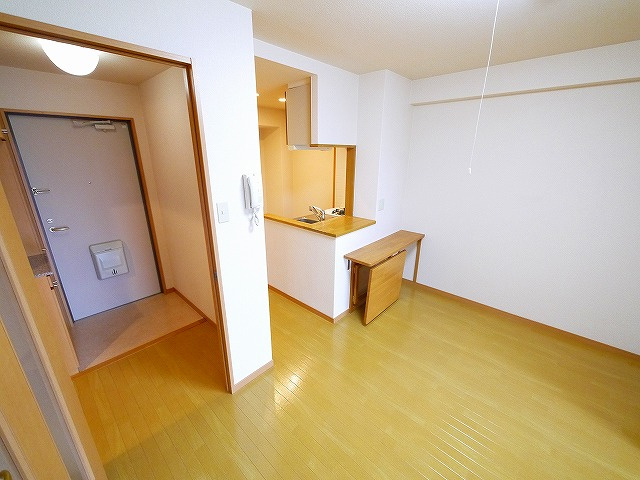 アンソレイエ　（前裁町）の居間・リビング|こちらの居間で趣味の時間をお楽しみください