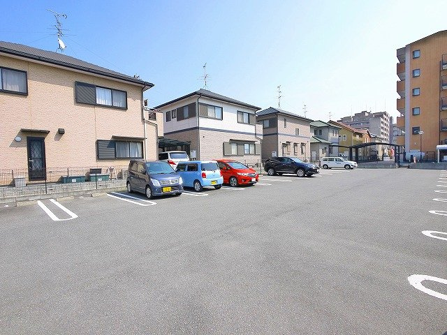アンソレイエ　（前裁町）の駐車場|車をお持ちの方に嬉しい駐車場付きの物件です