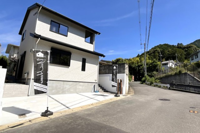 【前面道路含む現地写真】 | 伏見区醍醐勝口町　新築戸建 | 【MOMOテラス】車で約8分にもショッピングセンターがあります。ＭＯＭＯテラスの向いにも《ニトリ》が出店している【イズミヤ六地蔵店】があります。
